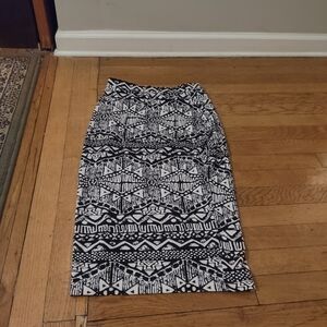 black and white abstract aztec print stretchy elastic midi skirt fits like small